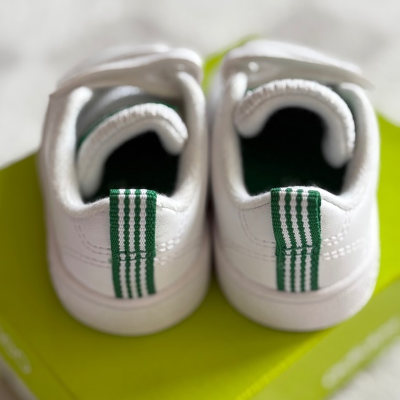 Kids Adidas white sneakers. Green stripe accent. Size 3K 9-12 months - Picture 4 of 9